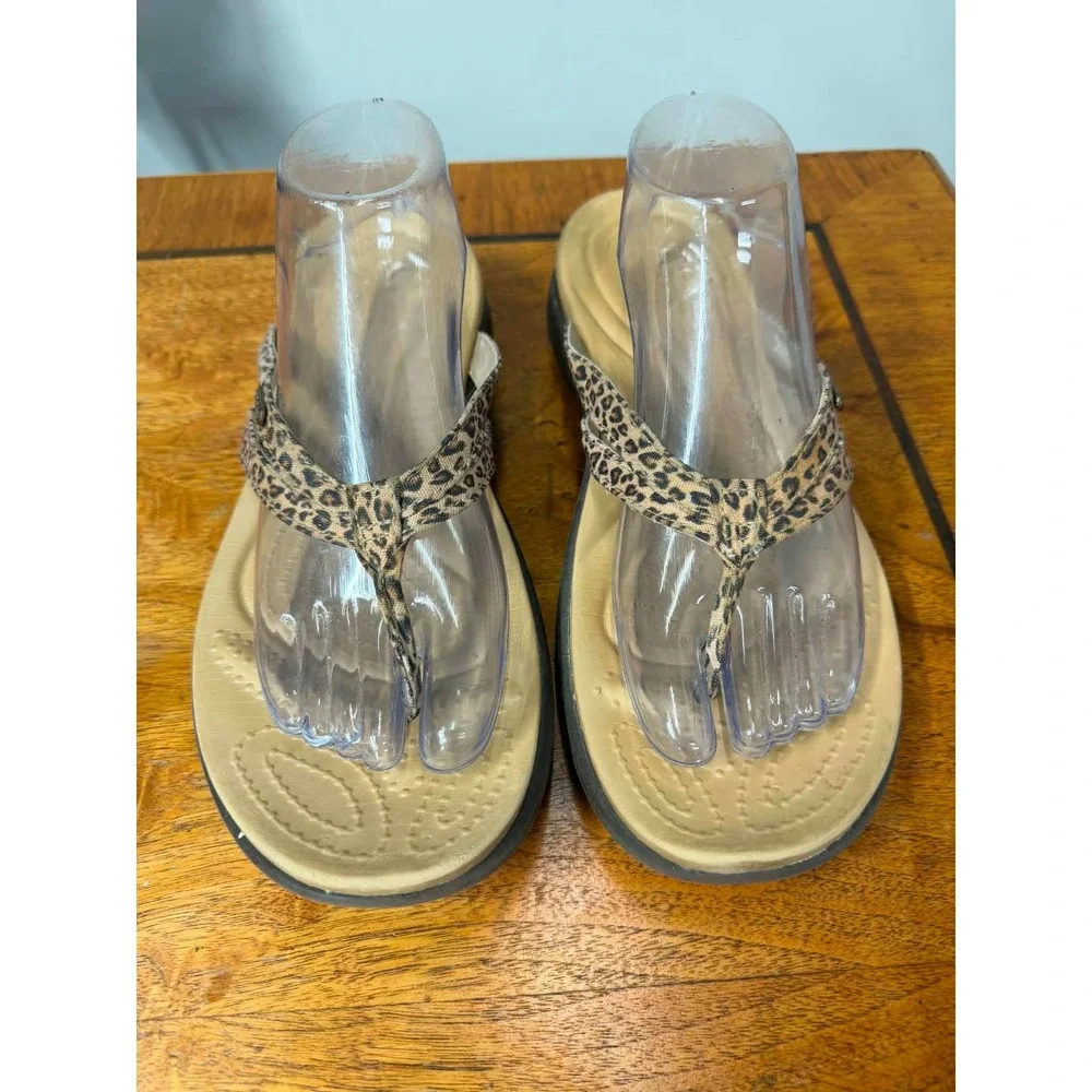 Crocs Capri V Leopard Print Flip Flops Womens Tan Brown Animal Sandals